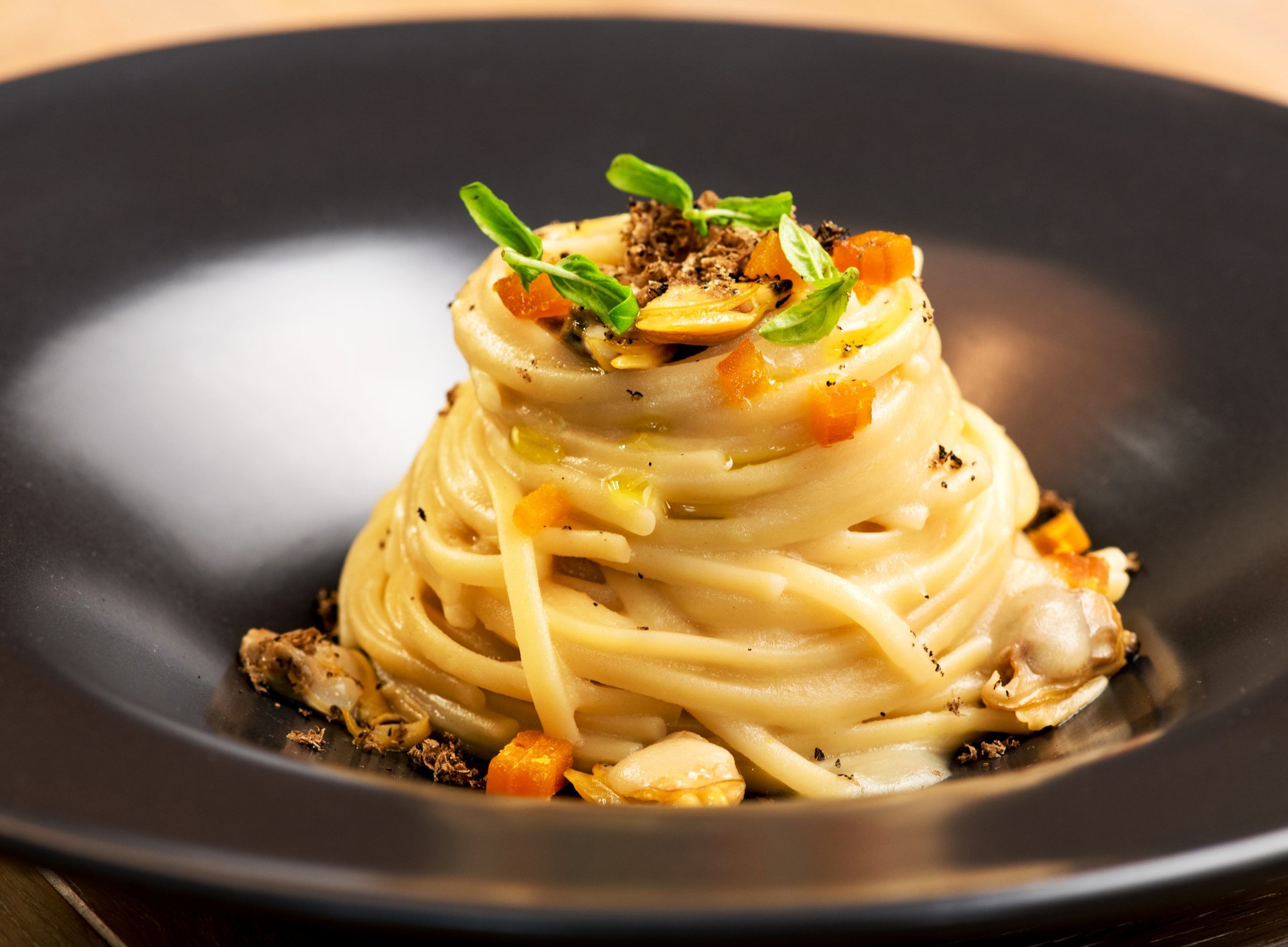 spaghetti with clams and truffle - spaghetti vongole